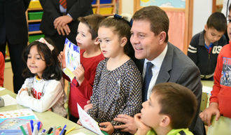 "Vergonzoso mitin político" de Page... en la inauguración de un colegio