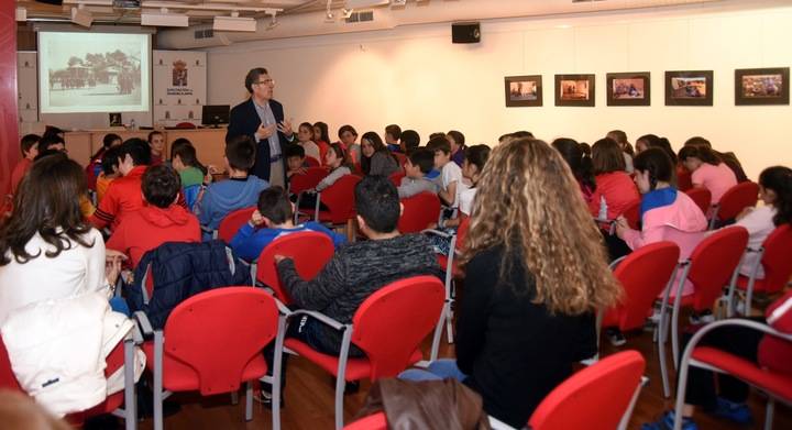 Un grupo escolares del CEIP Alvar Fáñez participan en una sesión didáctica sobre Buero organizada por Diputación de Guadalajara