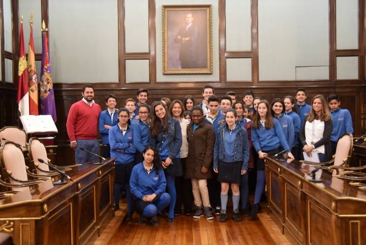 Escolares de la ESO del Colegio Maristas visitan el Palacio Provincial