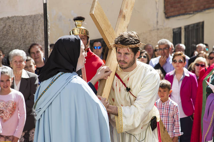Cientos de personas acompañaron un Vía Crucis renovado de Trillo, que resurgió así en su 22º edición