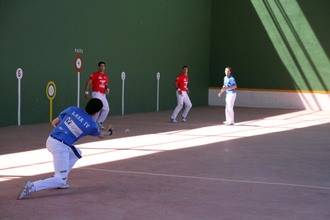 Fuentenovilla preludia sus fiestas con la tradicional exhibición de pelota a mano