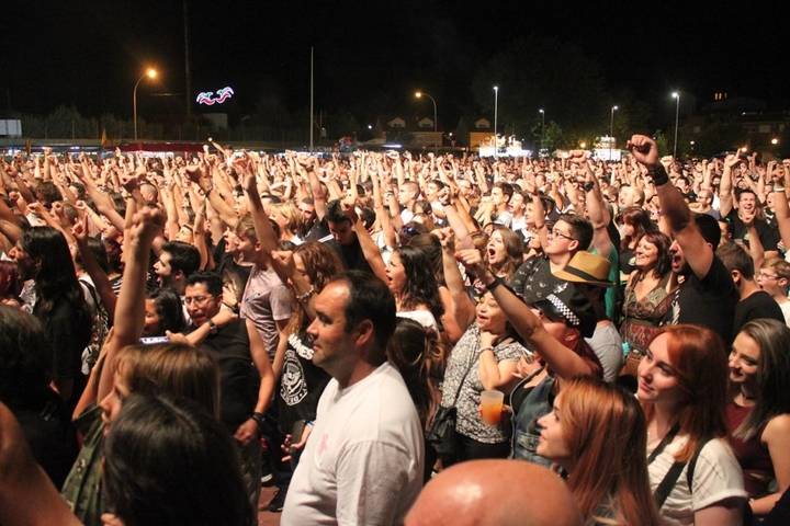 Más de 8.000 personas abarrotaron el extraordinario concierto en Cabanillas del "Mago de Oz" 