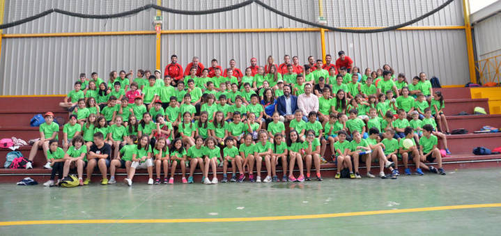 En julio, los chicos y chicas del Azuverano recibieron la visita de Ana Lozano. Foto: Álvaro Díaz Villamil / Ayuntamiento de Azuqueca