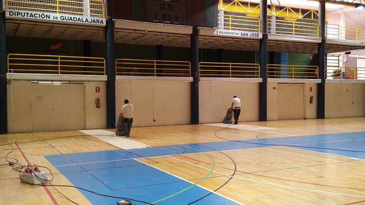 Diputación trabaja en la puesta a punto de la pista central del Polideportivo San José