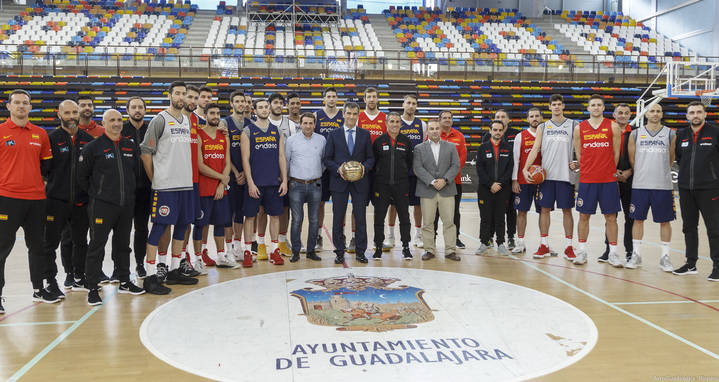 El alcalde visita a la Selección Española de Baloncesto, que entrena en el Multiusos