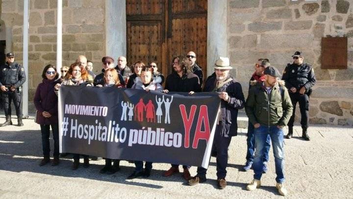 De traca: El diputado podemita por Guadalajara, David Llorente protesta a las puertas de 'su propio Gobierno' para abrir el 'Hospitalito del Rey'