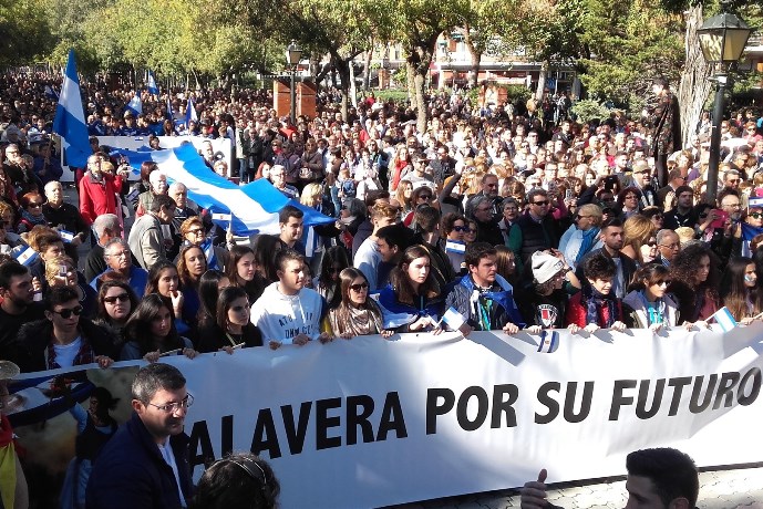Más de 30.000 personas se manifiestan al grito de "España entera escucha a Talavera"