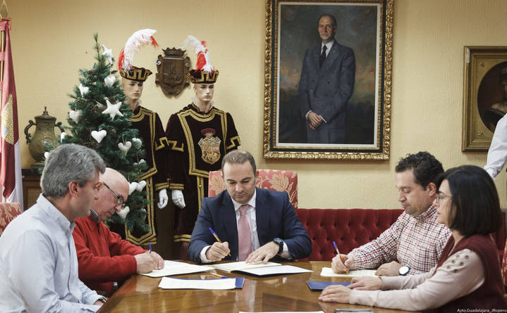 Firmado el acuerdo de colaboración entre el Ayuntamiento y las federaciones de comercio para el canje de cheques regalo de la campaña navideña