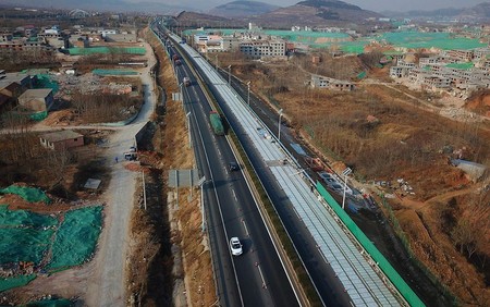 China estrena una carretera solar con "hormigón transparente" que carga los coches inalámbricamente