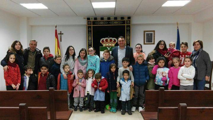 Los escolares de Yebra conocieron el funcionamiento de su Ayuntamiento en el XXXIX aniversario de la Constitución
