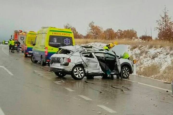 Cuatro heridos, dos graves, en una colisión entre un coche y un camión en Maranchón