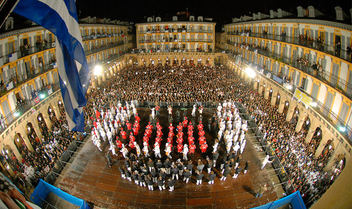 Comienza el Día Grande de San Sebastián, los sonidos de miles de tambores y barriles llegan ya a cada rincón de la ciudad
