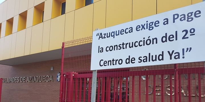 Nueva batalla en el PSOE por este cartel: “Azuqueca exige a Page la construcción del 2º Centro de salud Ya”