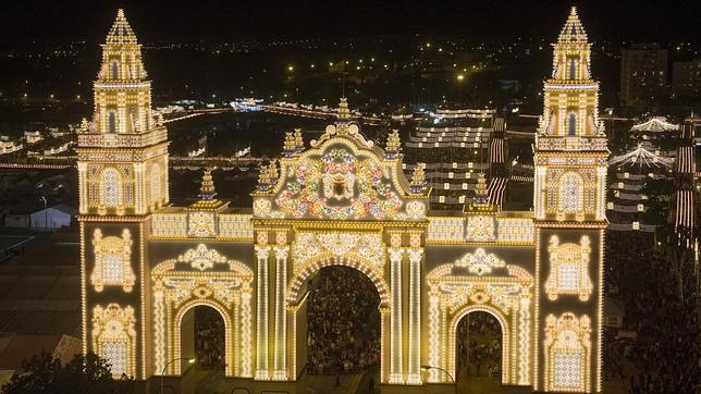 Todo listo para la Feria de Abril de Sevilla : 212.000 bombillas, 1052 casetas y...¡mucho arte!