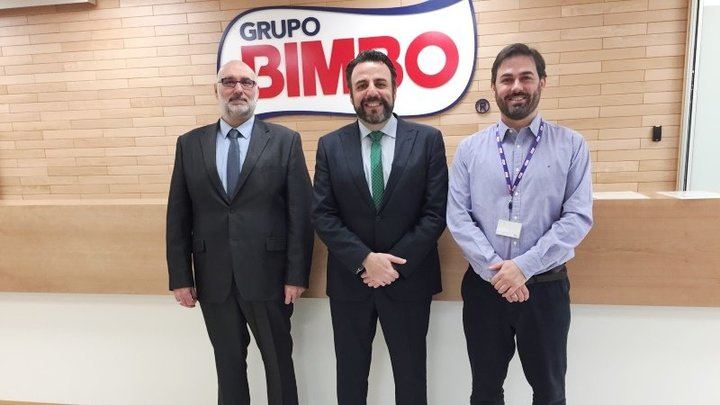 De izquierda a derecha, Juan Pablo Román, concejal de Industria, el alcalde José Luis Blanco y Javier Cabeza, director de Operaciones de Grupo Bimbo