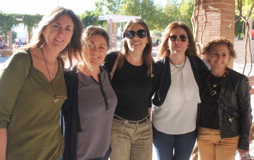 La presidenta del Consejo de las Mujeres, la concejala Mari Carmen Martínez, junto a la directora provincial de la Mujer y tres de las trabajadoras del Centro de la Mujer de la localidad