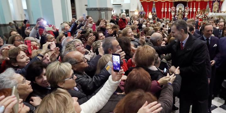 Miles de madrileños, entre ellos el rey Felipe VI, veneran al Cristo de Medinaceli