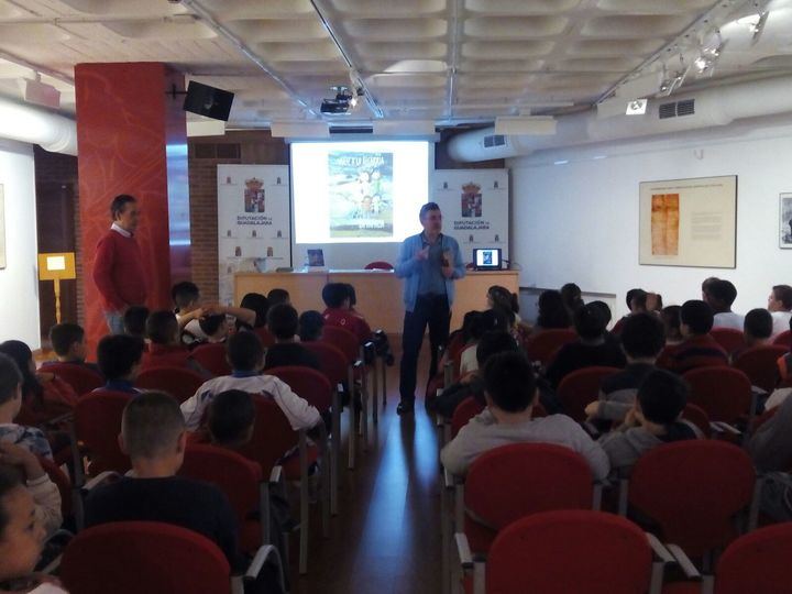 250 alumnos participan en la lectura comentada del libro ‘Viaje a la Alcarria en familia’ organizada por la Diputación