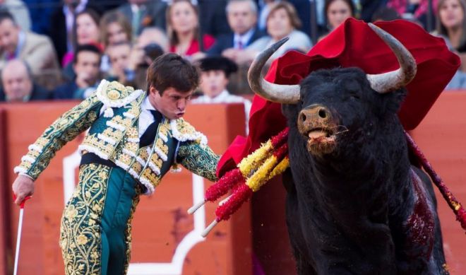 El Juli la lía en la Maestranza de Sevilla: 4 orejas, un toro llamado Orgullito, de Garcigrande, indultado y...¡la Puerta del Príncipe!