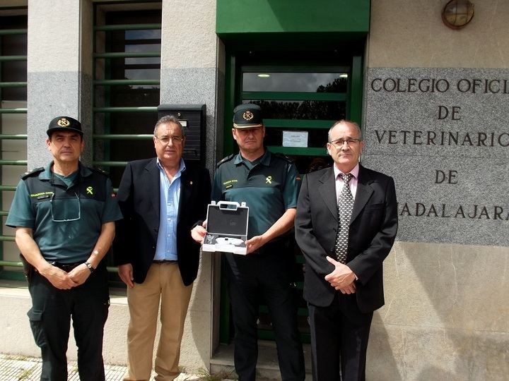 El Colegio de Veterinarios de Guadalajara entrega dos lectores de microchip a la Guardia Civil
