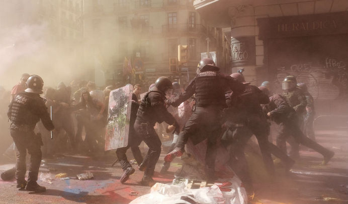 Guardias civiles y policías que han sido agredidos este sábado cuando asistían a una manifestación en Barcelona, exigen que actúe la Fiscalía