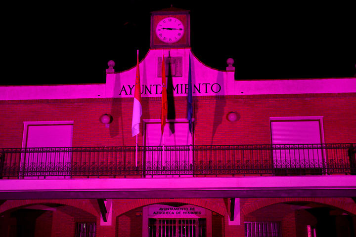 El Ayuntamiento de Azuqueca se iluminará este viernes de color rosa con motivo del 'Día contra el cáncer de mama'