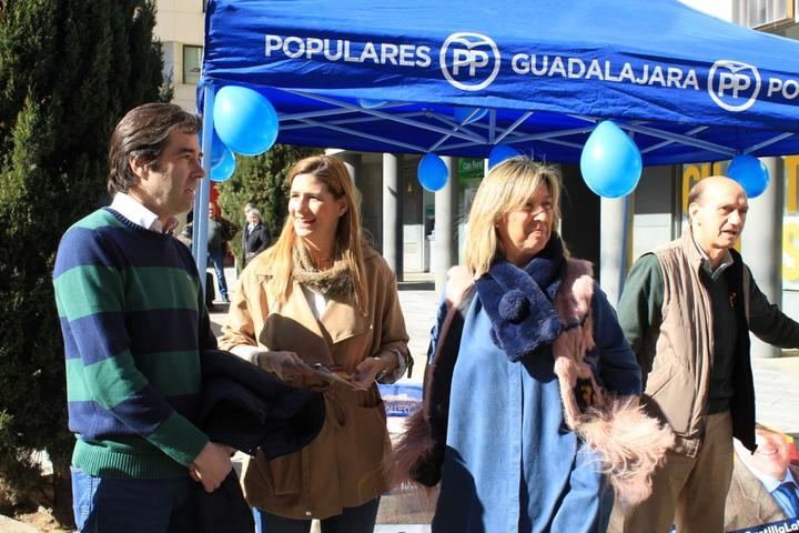 Agudo participa en la Mesa Informativa del PP de Guadalajara : 'Quedan 99 días para devolver a los castellano-manchegos un Gobierno serio y fiable'