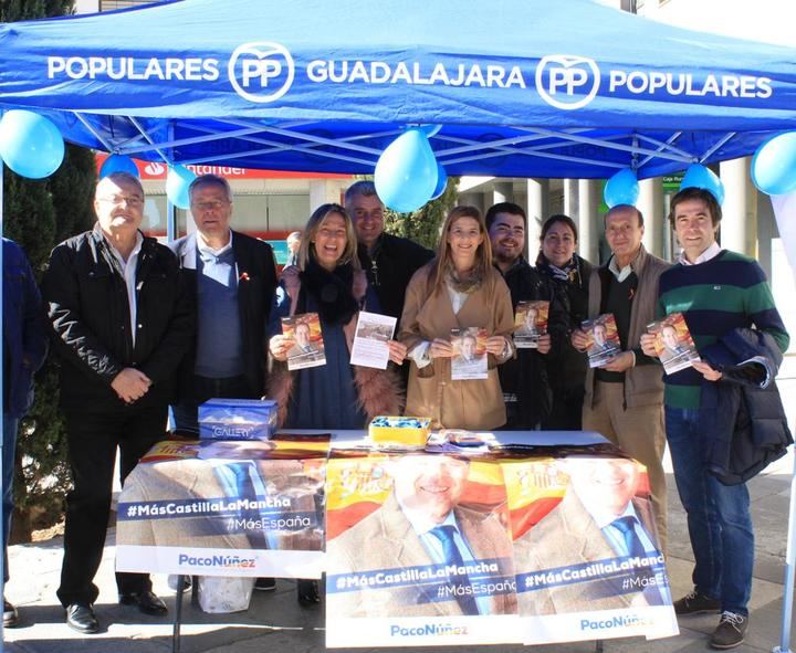 Agudo participa en la Mesa Informativa del PP de Guadalajara : 'Quedan 99 días para devolver a los castellano-manchegos un Gobierno serio y fiable'