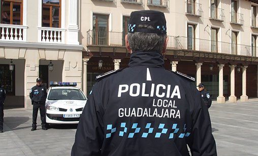 Un joven de 22 años protagoniza una tortuosa fuga y agrede a dos policías locales antes de ser detenido en Guadalajara