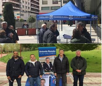 Román y Esteban, de campaña en Guadalajara pidiendo el voto para el Partido Popular