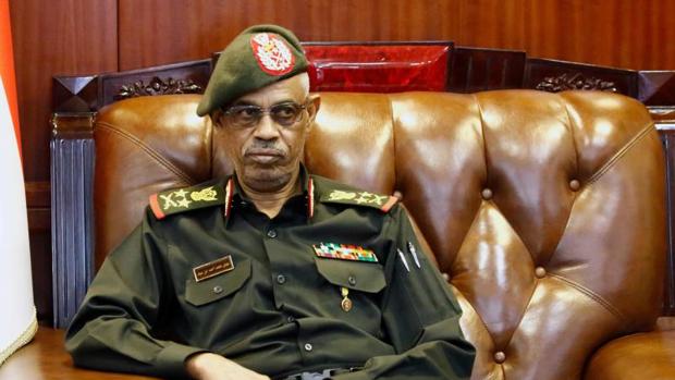 El Ejército toma el poder en Sudán y pone bajo arresto domiciliario al presidente Omar Al Bashir