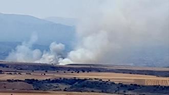 Dos medios terrestres y diez personas trabajan en sofocar un incendio en un pueblo de Guadalajara debido a una cosechadora