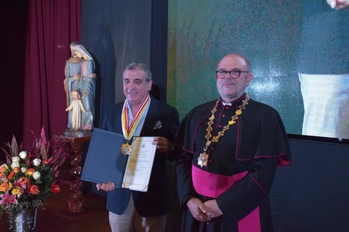 José Luis Alguacil y Juan Munguira reciben del obispo del Callao la Gran Cruz de la Solidaridad de Perú