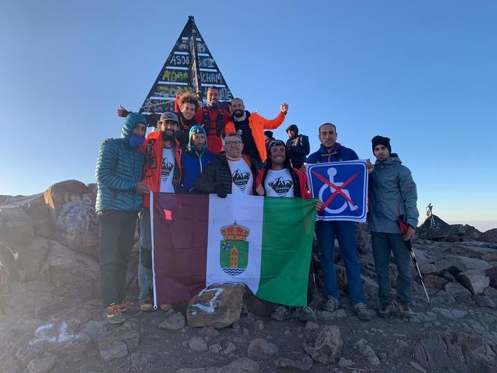 Un cabanillero integra una expedición al desierto de Marruecos, acompañando a personas con diversidad funcional