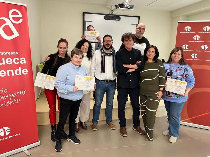 Nueve graduados reciben diplomas del programa de Recualificación Profesional en Azuqueca