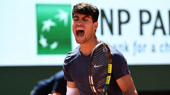Alcaraz, a la final de Roland Garros tras ganar a Sinner en cinco sets