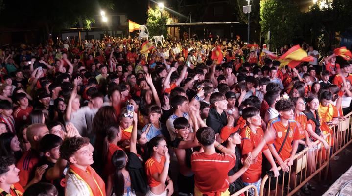 La Plaza Mayor de Alovera, con aforo completo, vibró al máximo con el éxito de España en la Eurocopa