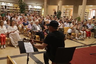 La alcaldesa comparti&#243; con los Amigos de la Biblioteca de Guadalajara su fin de curso con un concierto en D&#225;valos