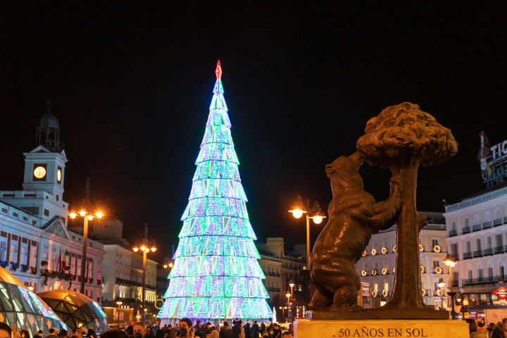 La Puerta del Sol de Madrid estrena un nuevo árbol de Navidad de...¡37 metros de altura!