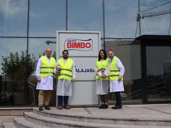 El alcalde visita la planta de Grupo Bimbo en Azuqueca