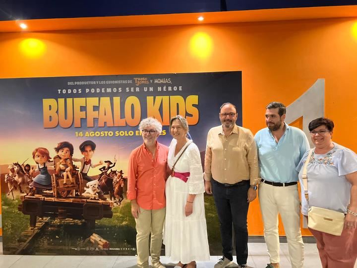 La alcaldesa Ana Guarinos asiste al preestreno de “Bufalo Kids” en los Multicines Guadalajara