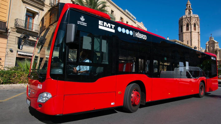 Olvidan a sus hijos pequeños en el bus, los siguen en taxi y los recuperan a los 40 minutos