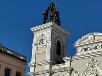 Las campanas del reloj del ayuntamiento de Guadalajara dejan de sonar por el peligro de estabilidad de la torre del campanario