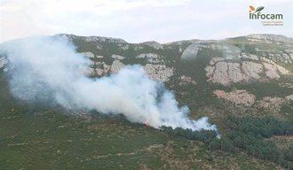 Continúan las labores de extinción en el incendio de Cantalojas con dos medios y 8 personas