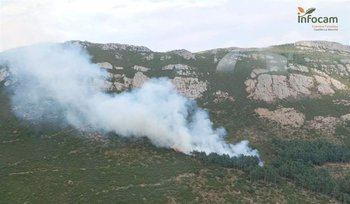 Un helicóptero del Infocal colabora en la extinción de un incendio declarado en Cantalojas 