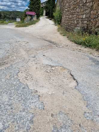 El PP pregunta a Page qué opina del “pésimo estado” de la carretera de acceso al Monasterio de Monsalud sin arreglar desde hace más de 40 años