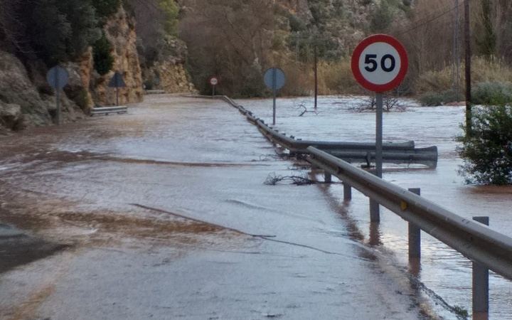 Restablecido el tráfico en la CM-3203 entre Ayna y Elche de la Sierra que quedó cortada por el desbordamiento del río Mundo 