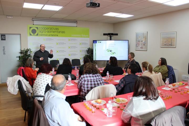 Cooperativas Agro-alimentarias fomenta el consumo de AOVE entre la población castellano-manchega a través de catas comentadas