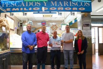 La Concejal&#237;a de Comercio entrega los cheque-regalo a los ganadores de la campa&#241;a del D&#237;a de la Madre