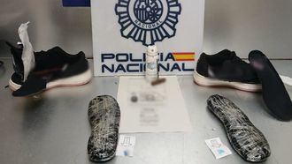 Cinco detenidos en Barajas con 3 kilos de coca&#237;na ocultos en sus zapatillas